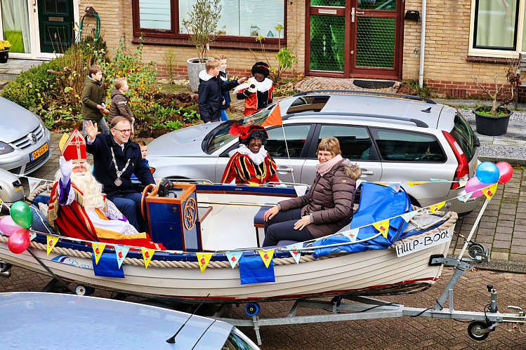 Aankomst van de Sint en zijn Zwarte Pieten in Waarder_036